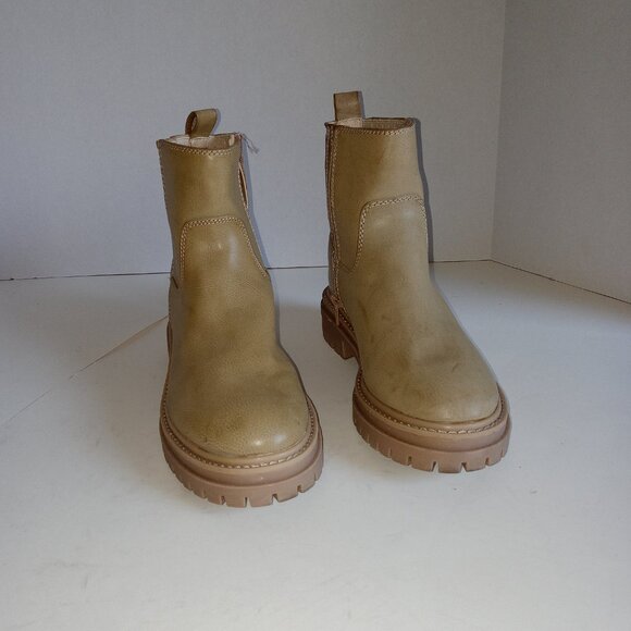 Like new - Tan Lug Sole Chelsea Boots - Size 7.5 - Picture 2 of 3